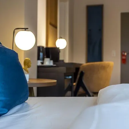 מלון Delphi & Restaurant 3*